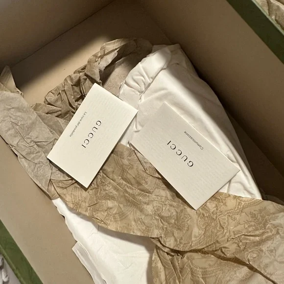 Gucci Men’s White Leather Sneakers with Red and Green Accents - Picture 7 of 8